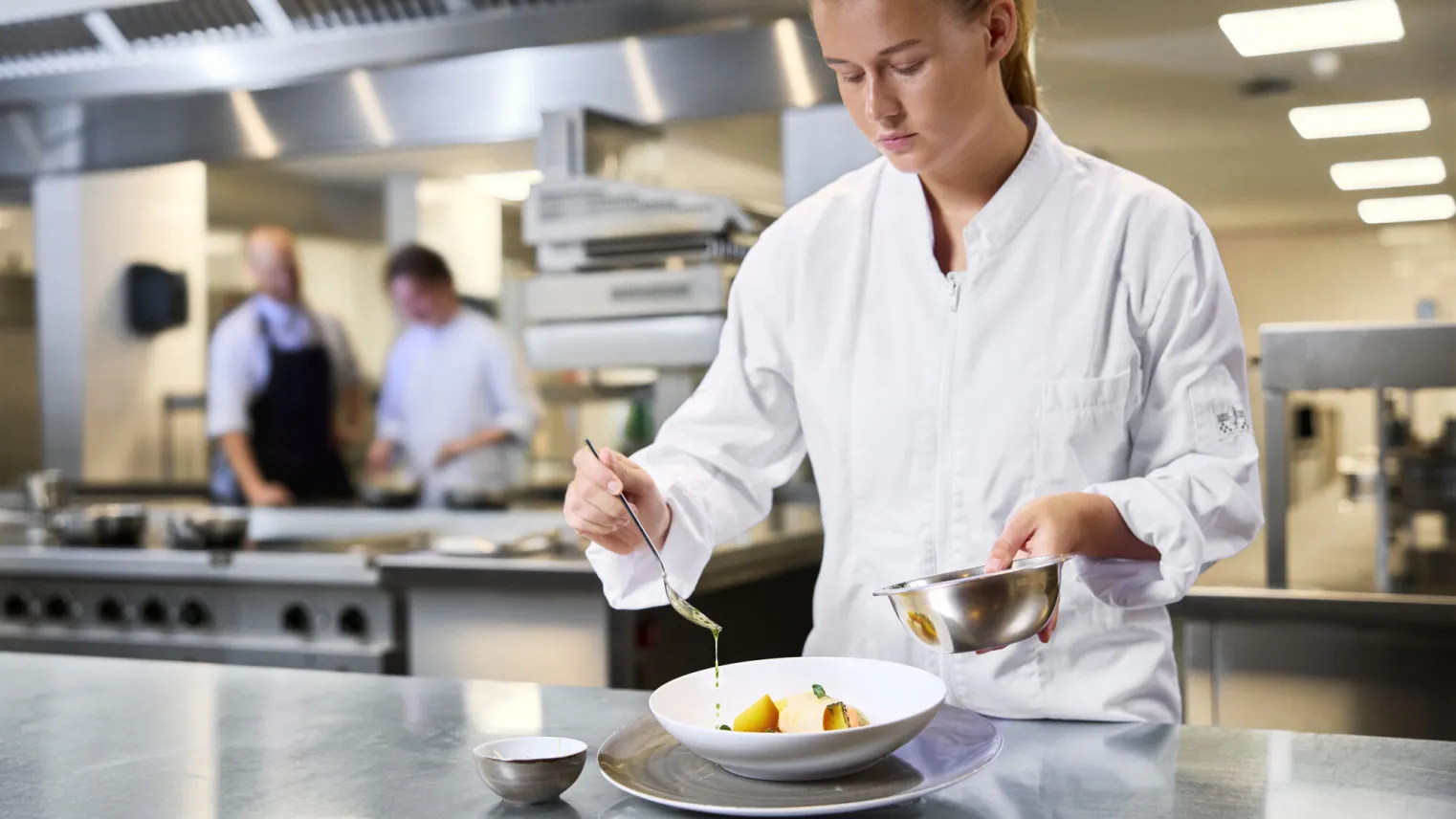 Student Kok doet ervaring op in de keuken