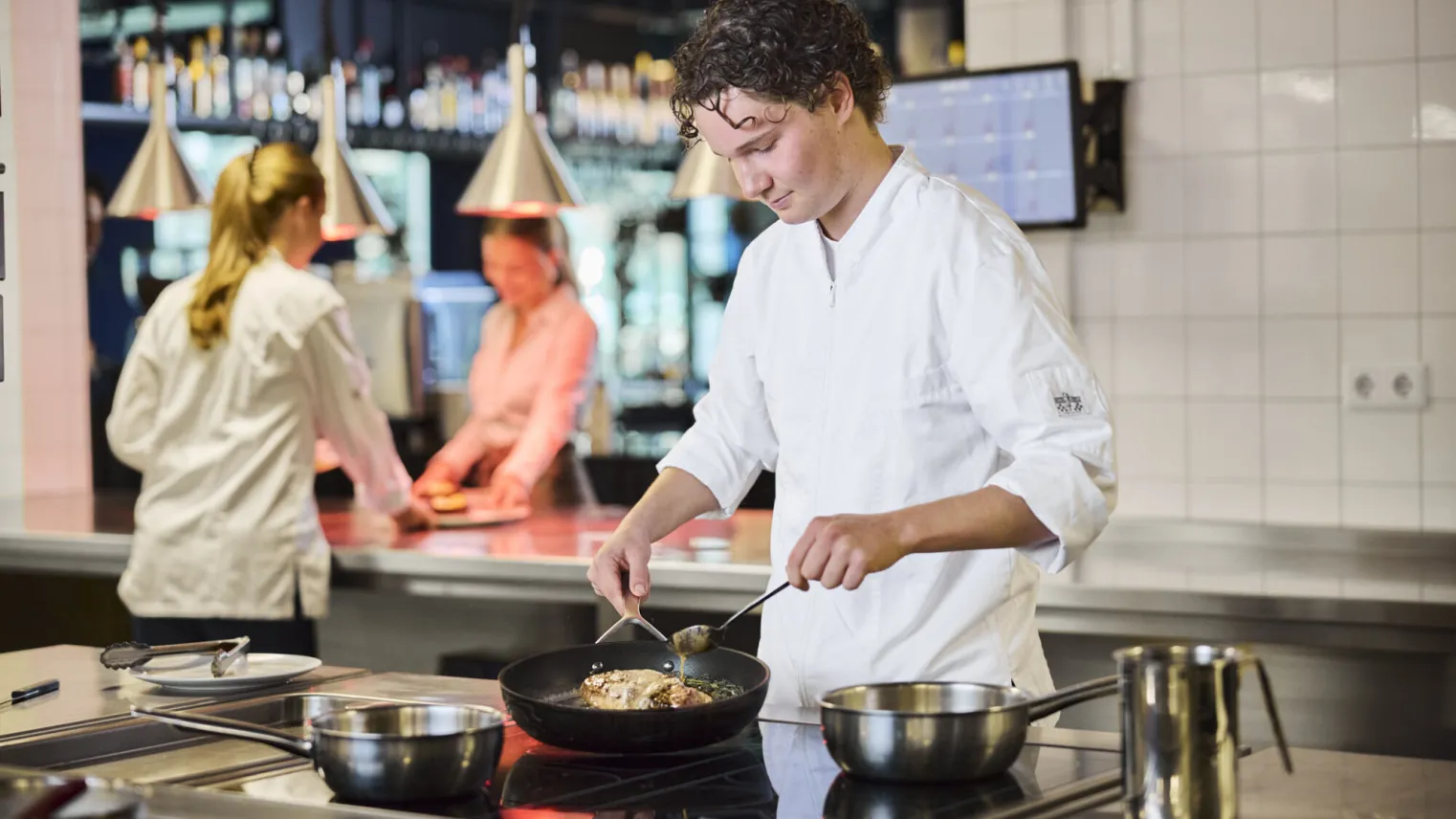 Student Kok aan het werk in de keuken