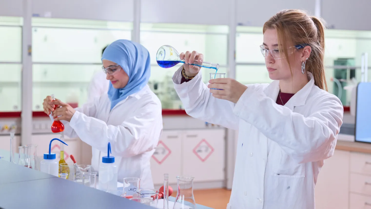 Studenten Allround Laborant doen proef in praktijklokaal