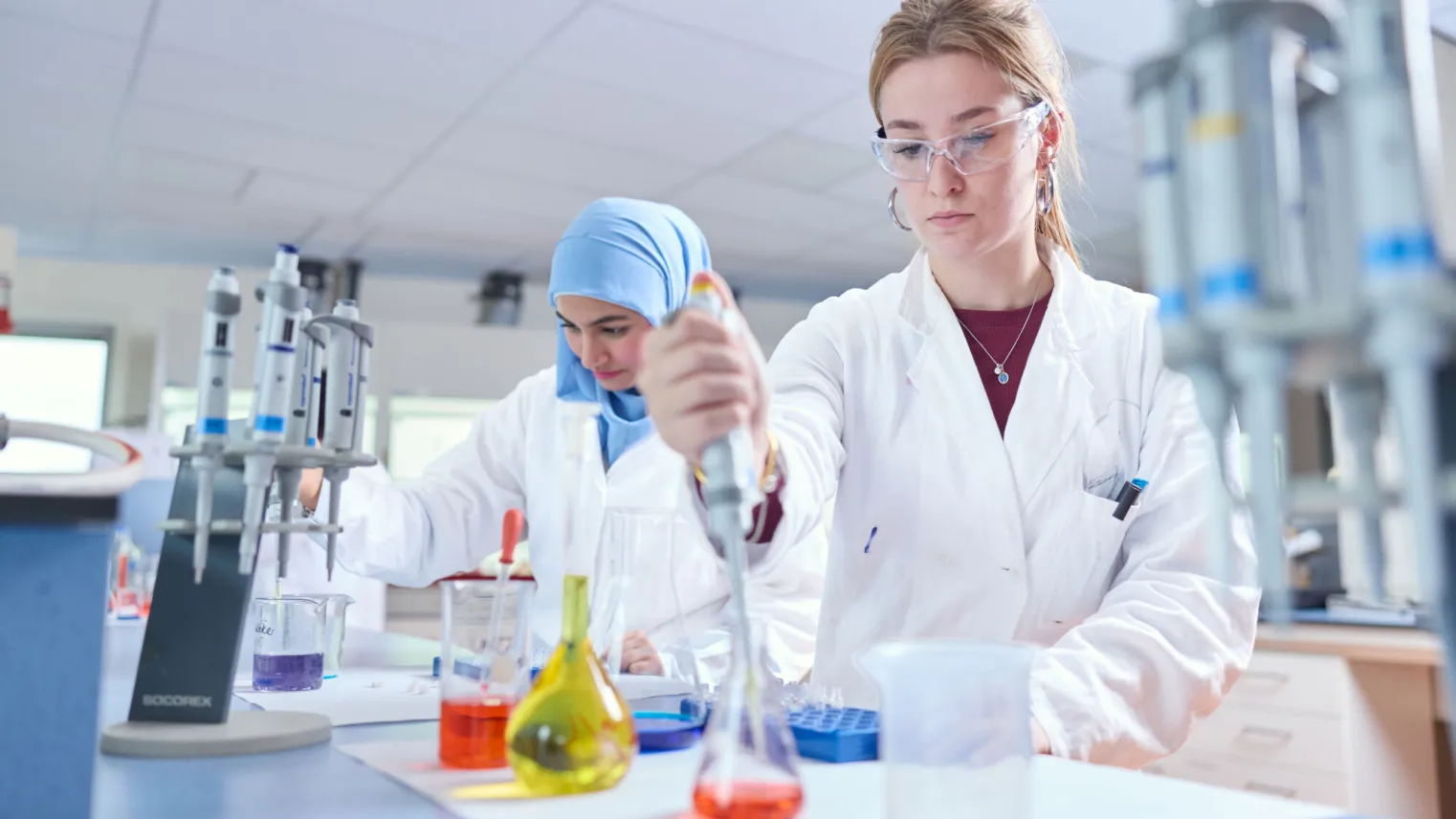 Student Laboratoriumonderwijs voeren proeven uit in het praktijklokaal