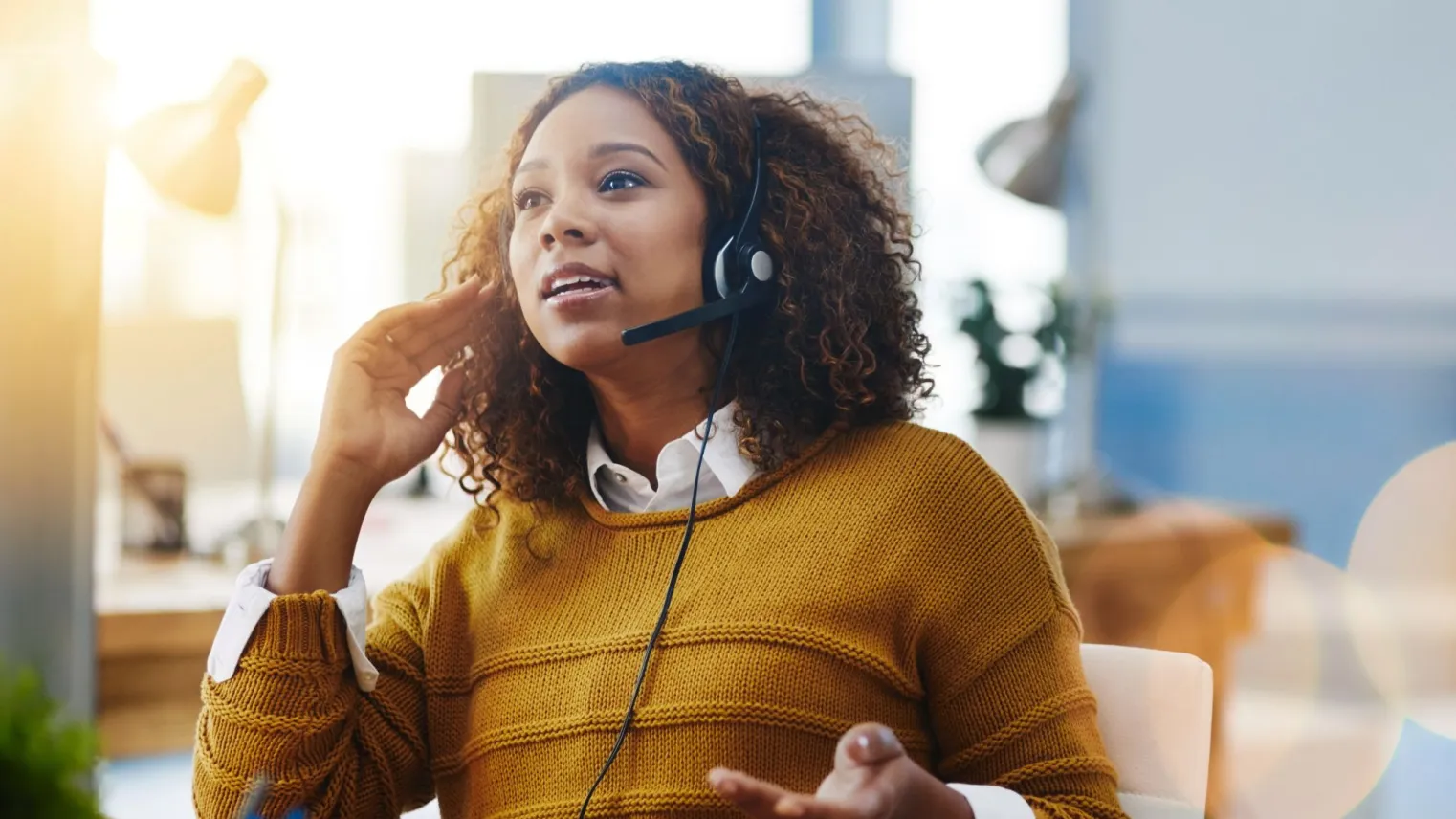 Een medische secretaresse voert een triagegesprek met een headset op.