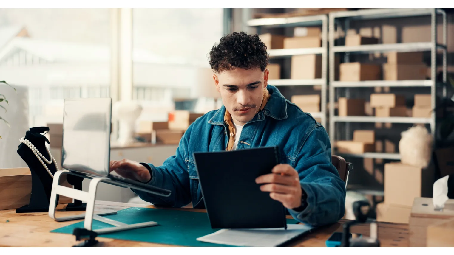 Student mbo ondernemer fashion werkt aan plan