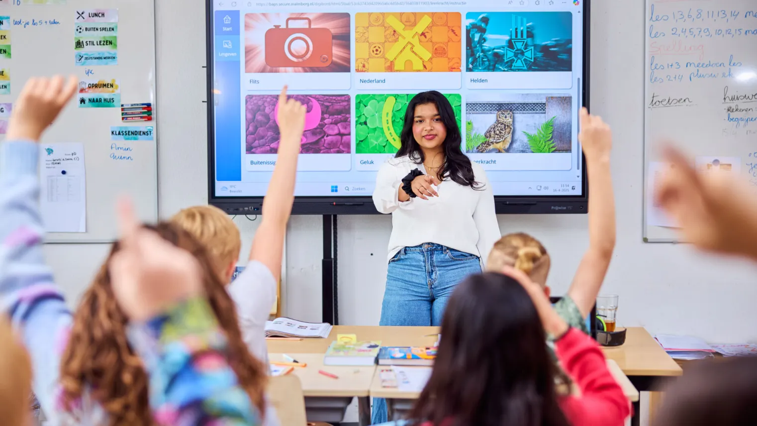 Student Onderwijsassistent staat voor de klas