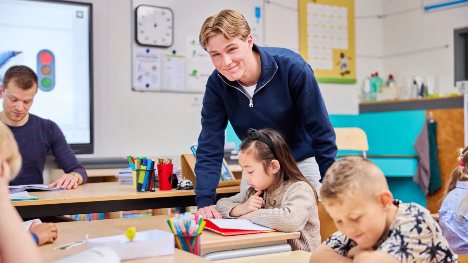 Kindprofessional helpt kind met rekenen