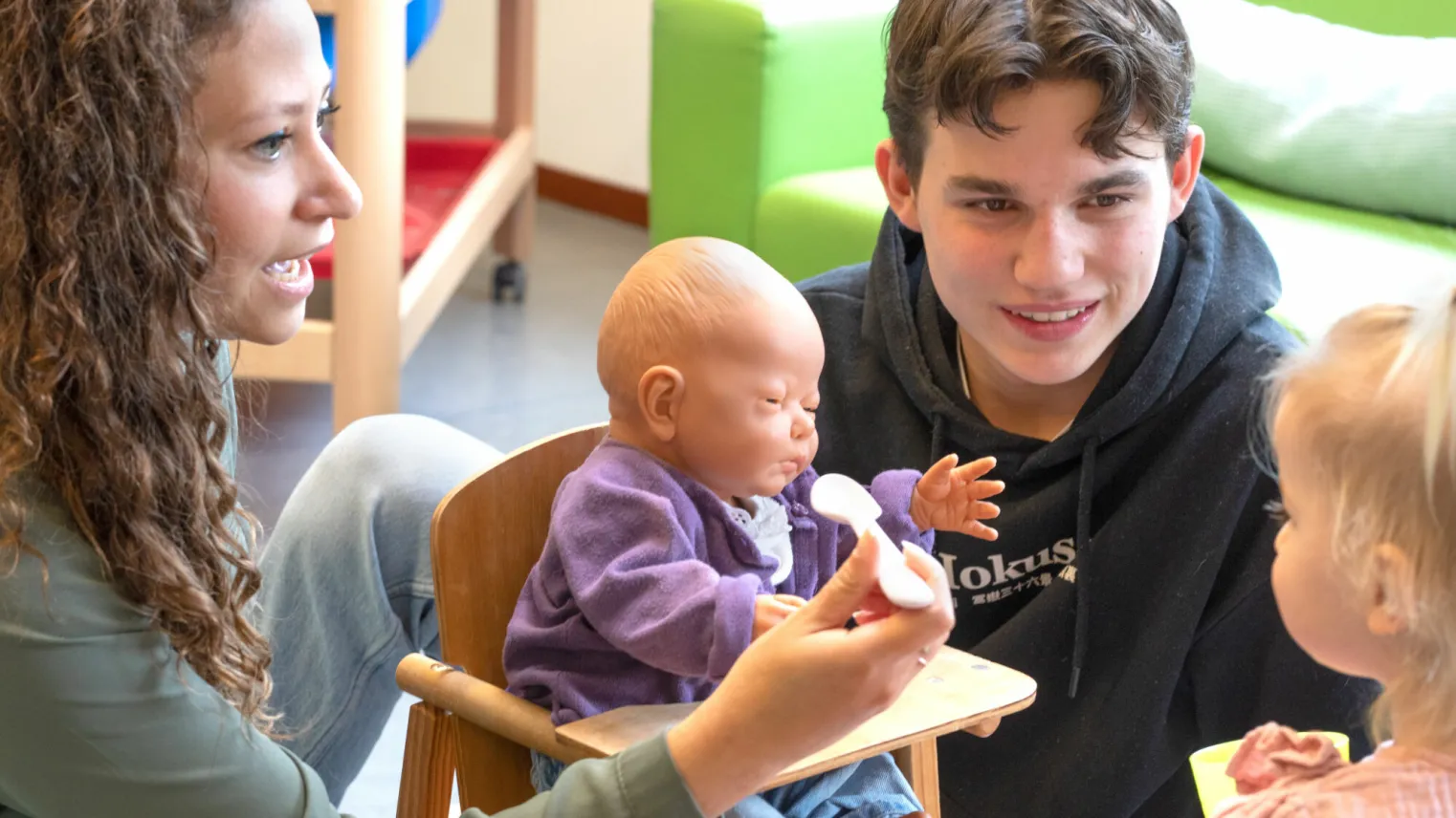 Pedagogisch medewerkers spelen met kinderen