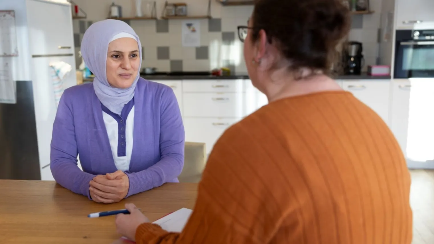 Praktijkopleider in gesprek met stagiair.