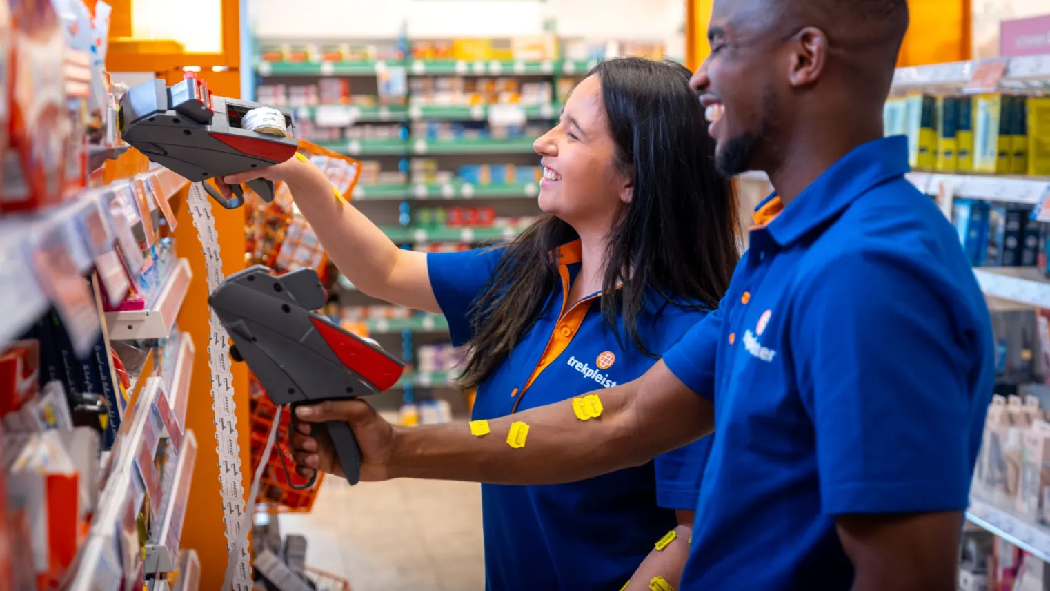 Twee retailmedewerkers aan het werk in winkel.