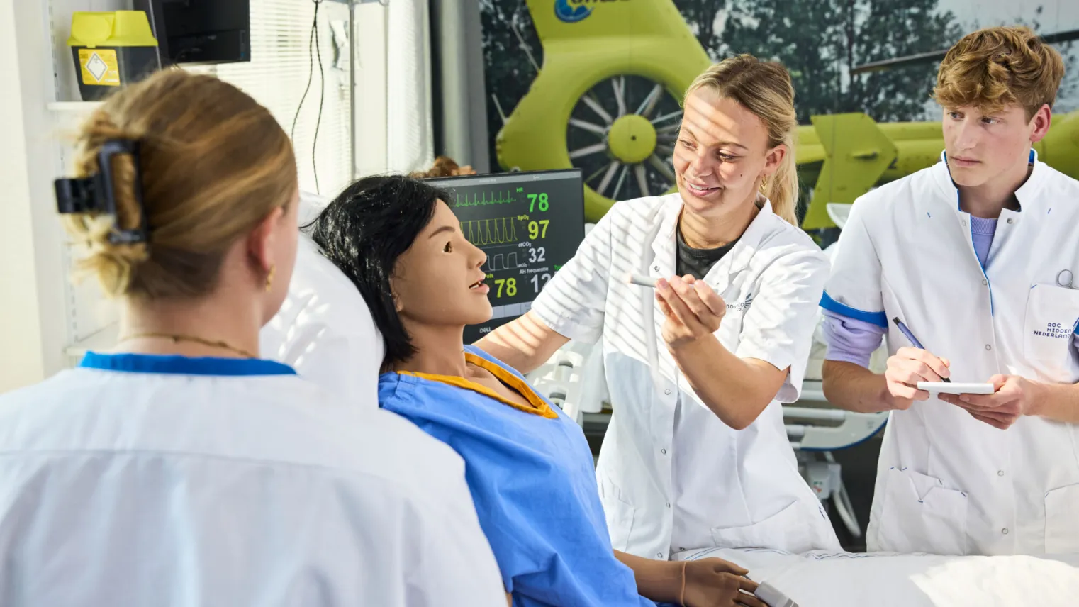 Studenten Verpleegkundige oefenen in het praktijklokaal