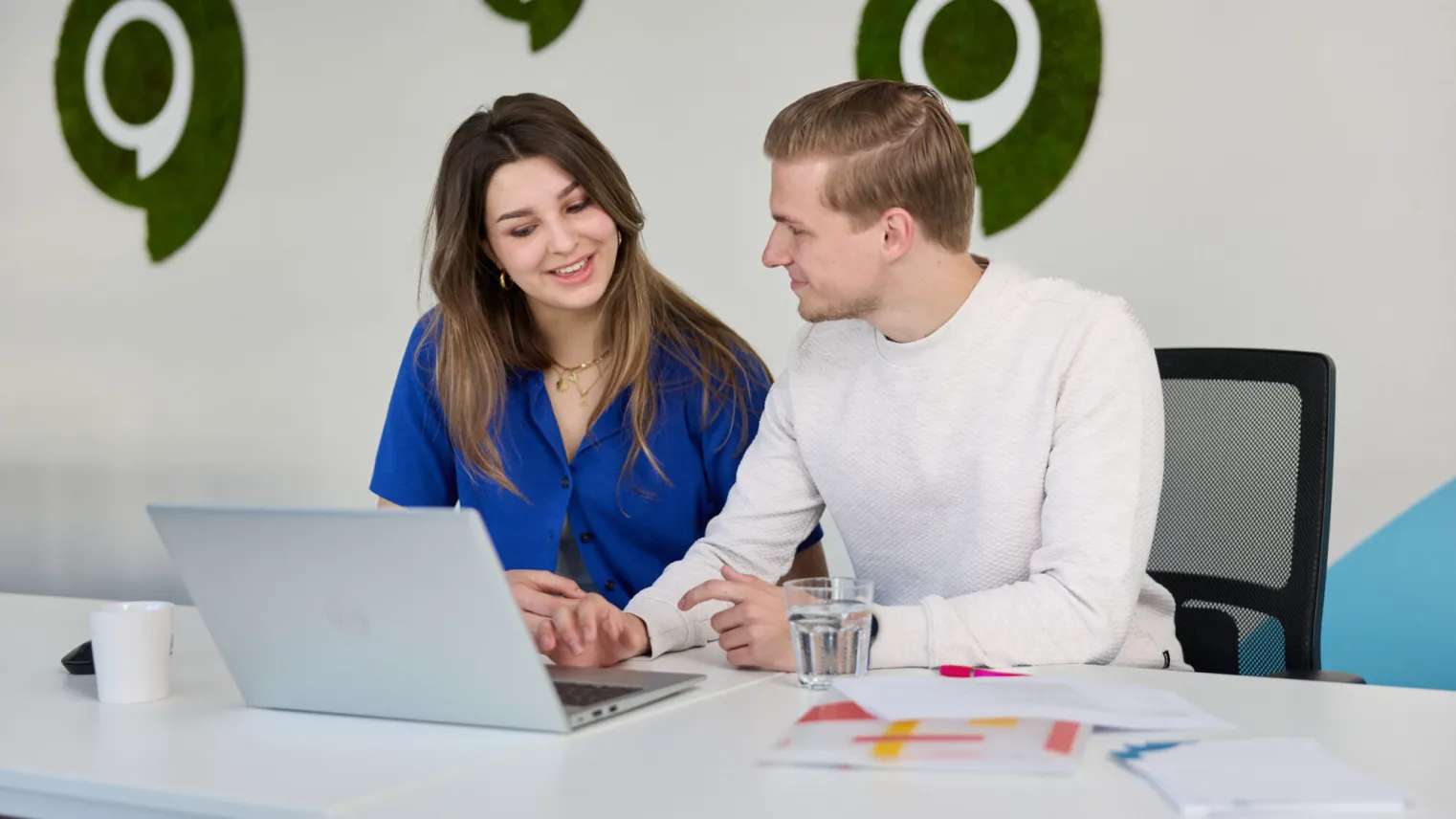 Studenten Junior Accountmanager werken samen achter een laptop