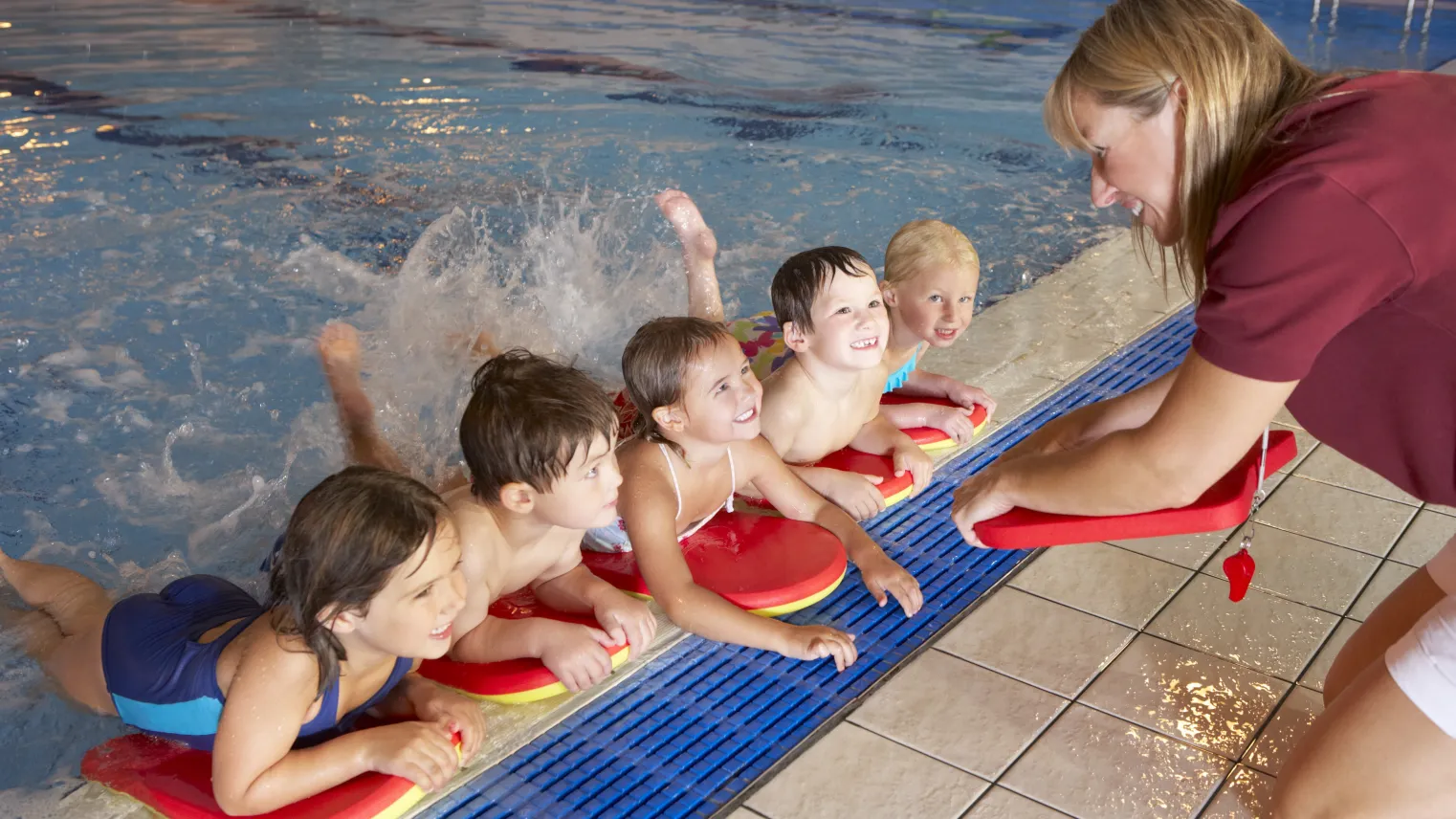 Zweminstructeur geeft uitleg aan leerlingen in het water