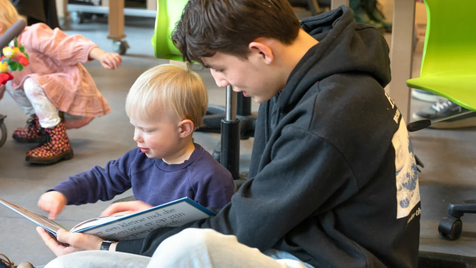 Specialist leesbevordering is met een kind aan het lezen