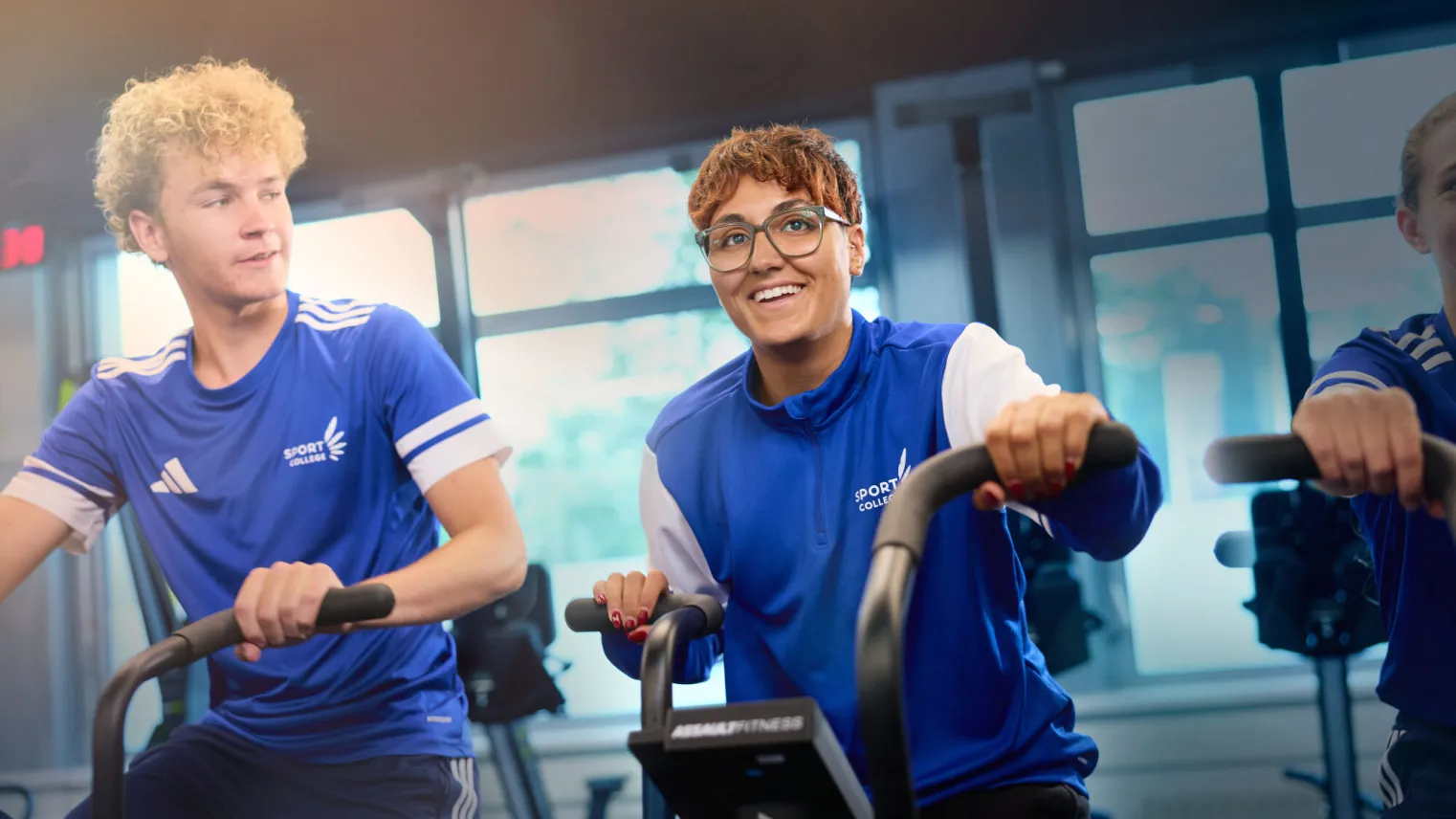Sportstudenten hebben plezier op crossfiets