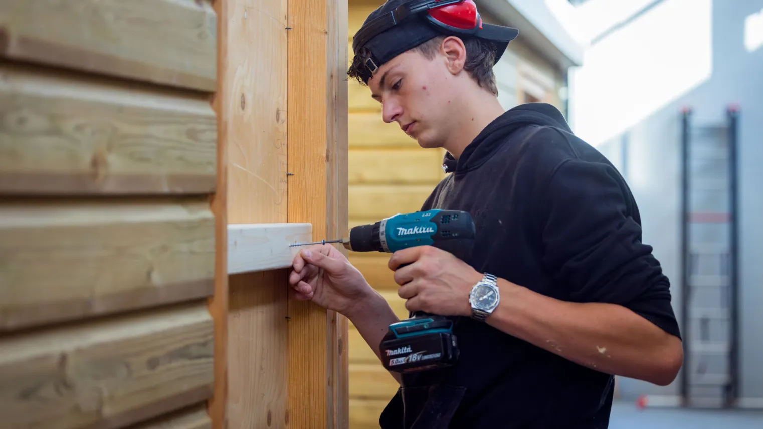 Student Allround Vakkracht Onderhoud en Verbouw boort schroef in een plank