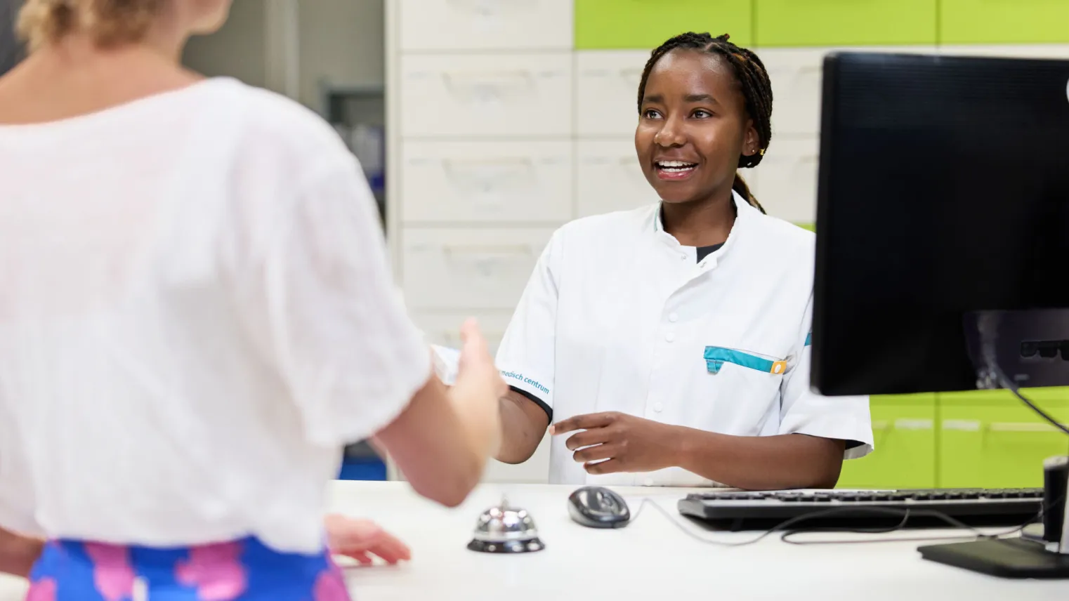 Student Apothekersassistent geeft medicijnen aan patiënt