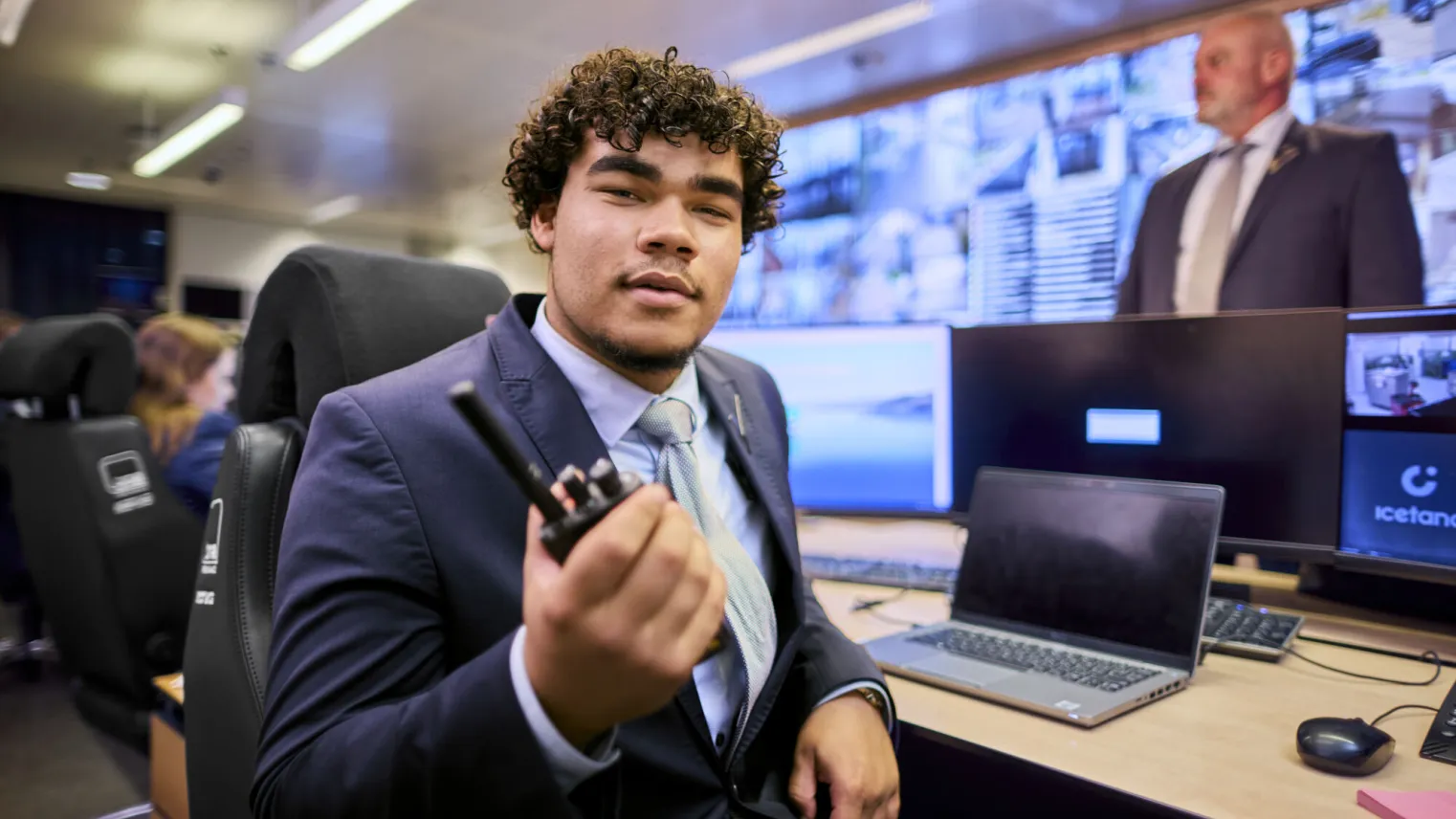 Student Beveiliger doet cameratoezicht op stage