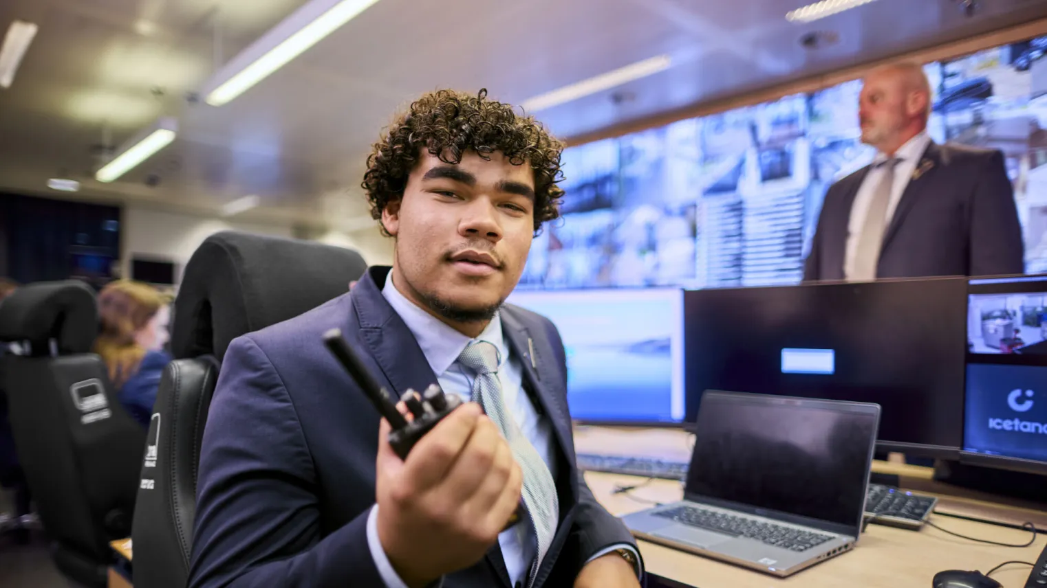 Student Beveiliger doet cameratoezicht op stage