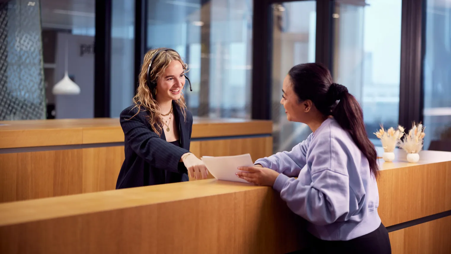 Student Business & Administration College helpt gast als receptionist op stage