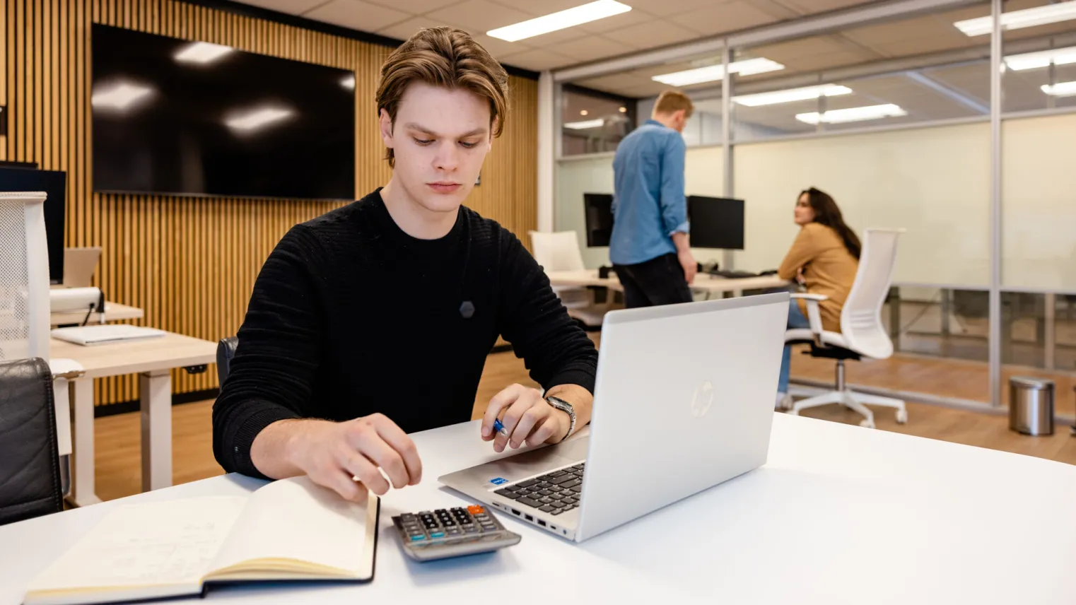 Student Business Administration & Control Specialist werkt aan financiën op stage 