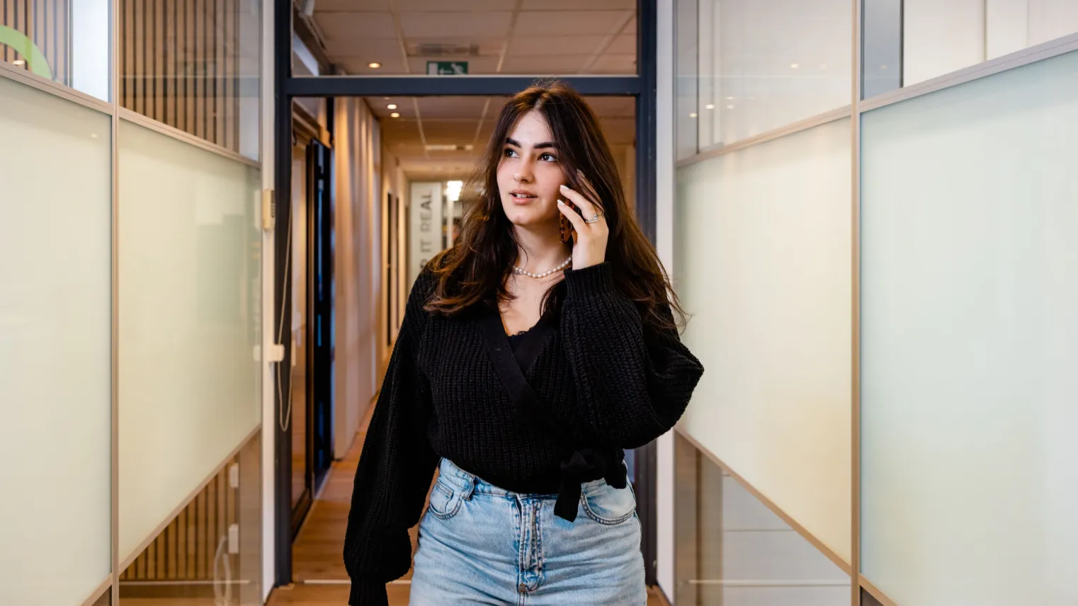 Student Office & Management Support Specialist telefoneert op stage Student Office & Management Support Specialist telefoneert op stage