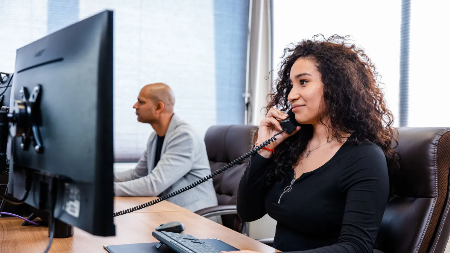 Student Office & Management Support Specialist telefoneert op stage 