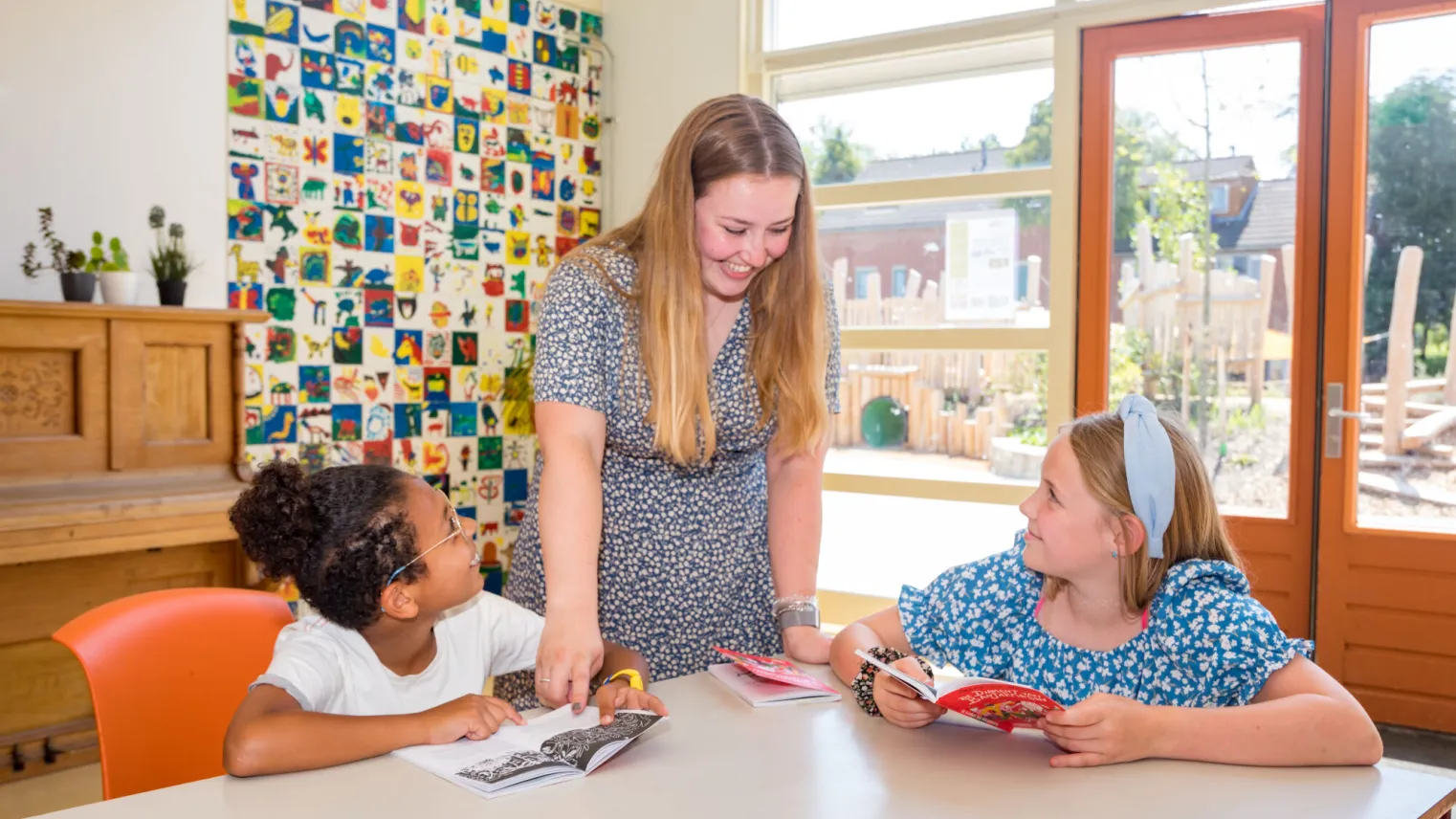 Student Dienstverlenende Helpende maakt plezier met twee kinderen op haar stageplek