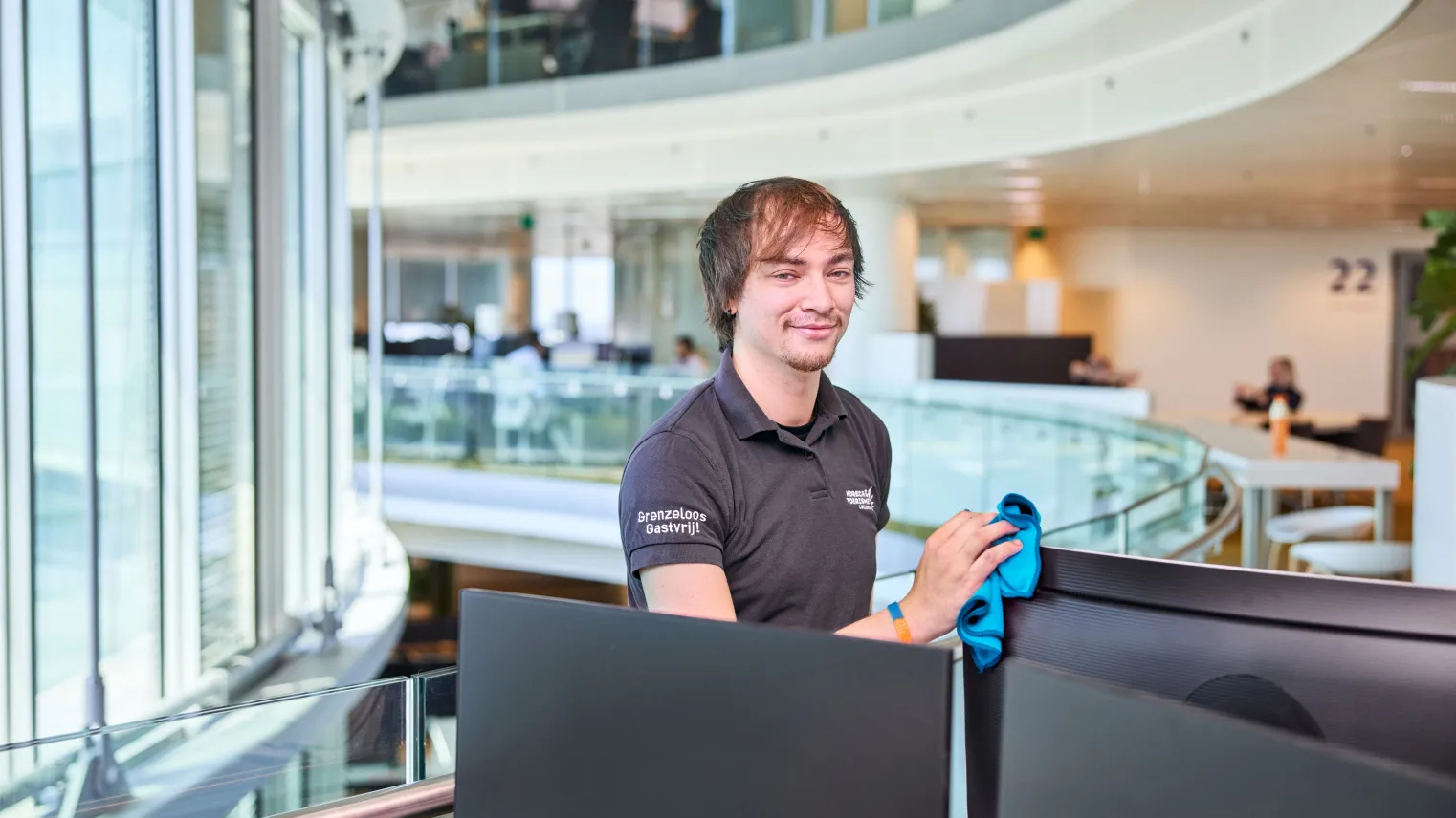 Student opleiding Facilitair Medewerker maakt schoon.