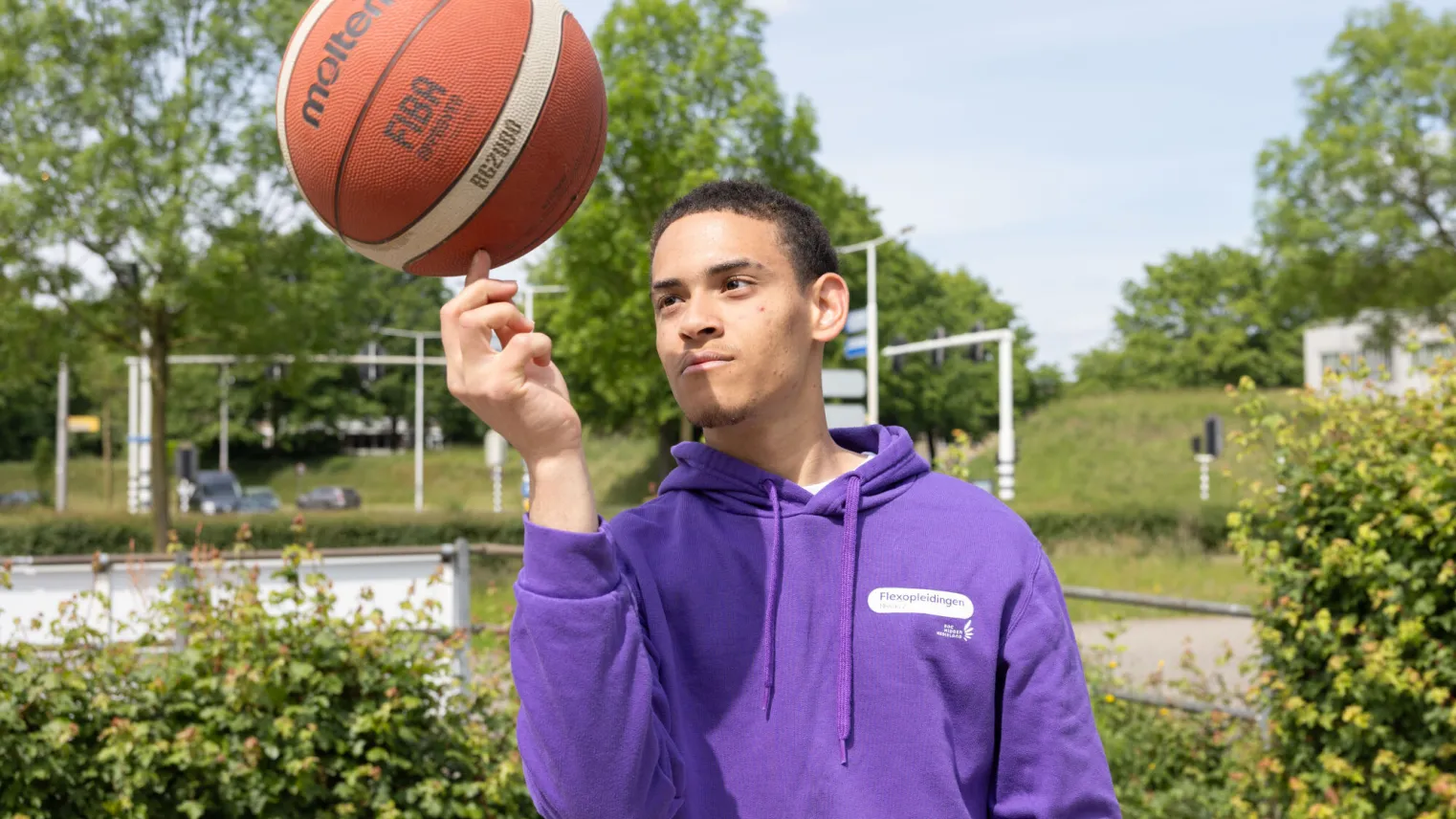 Student Flexopleidingen Sport & Recreatie balanceert basketbal op vinger