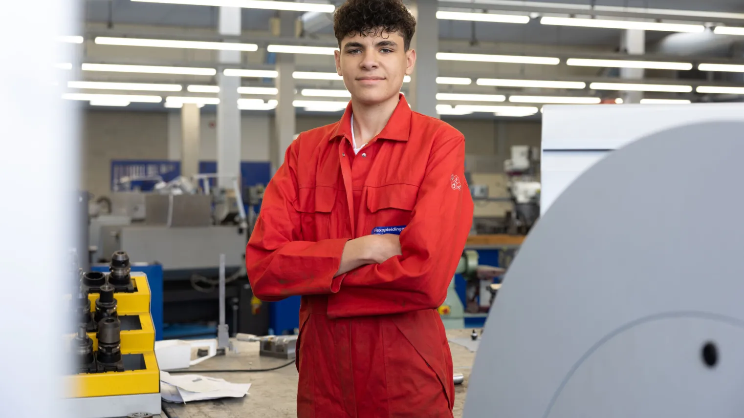 Student Flexopleiding Medewerker Techniek staat in praktijklokaal