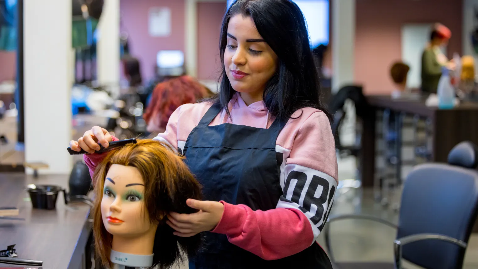 Student Haarstylist oefent kapperstechnieken