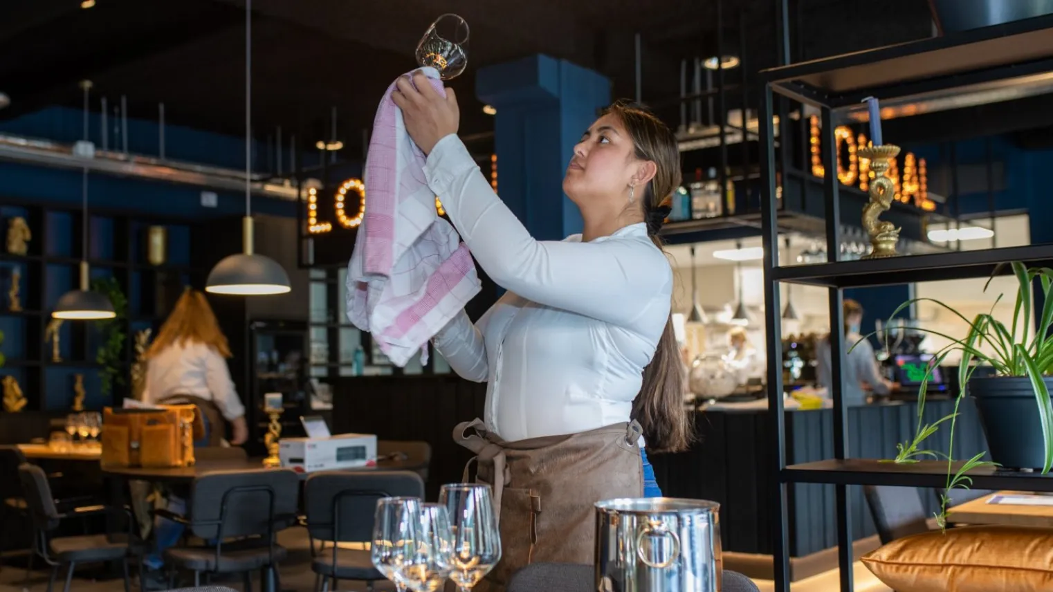 Student Horeca maakt glas schoon in leerrestaurant Het Lokaal 