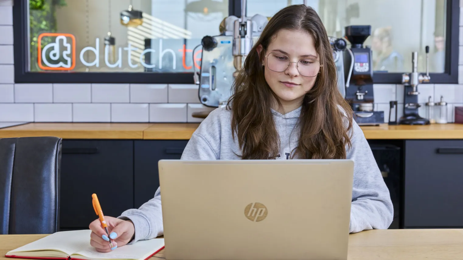 Student aan het werk in de kantine