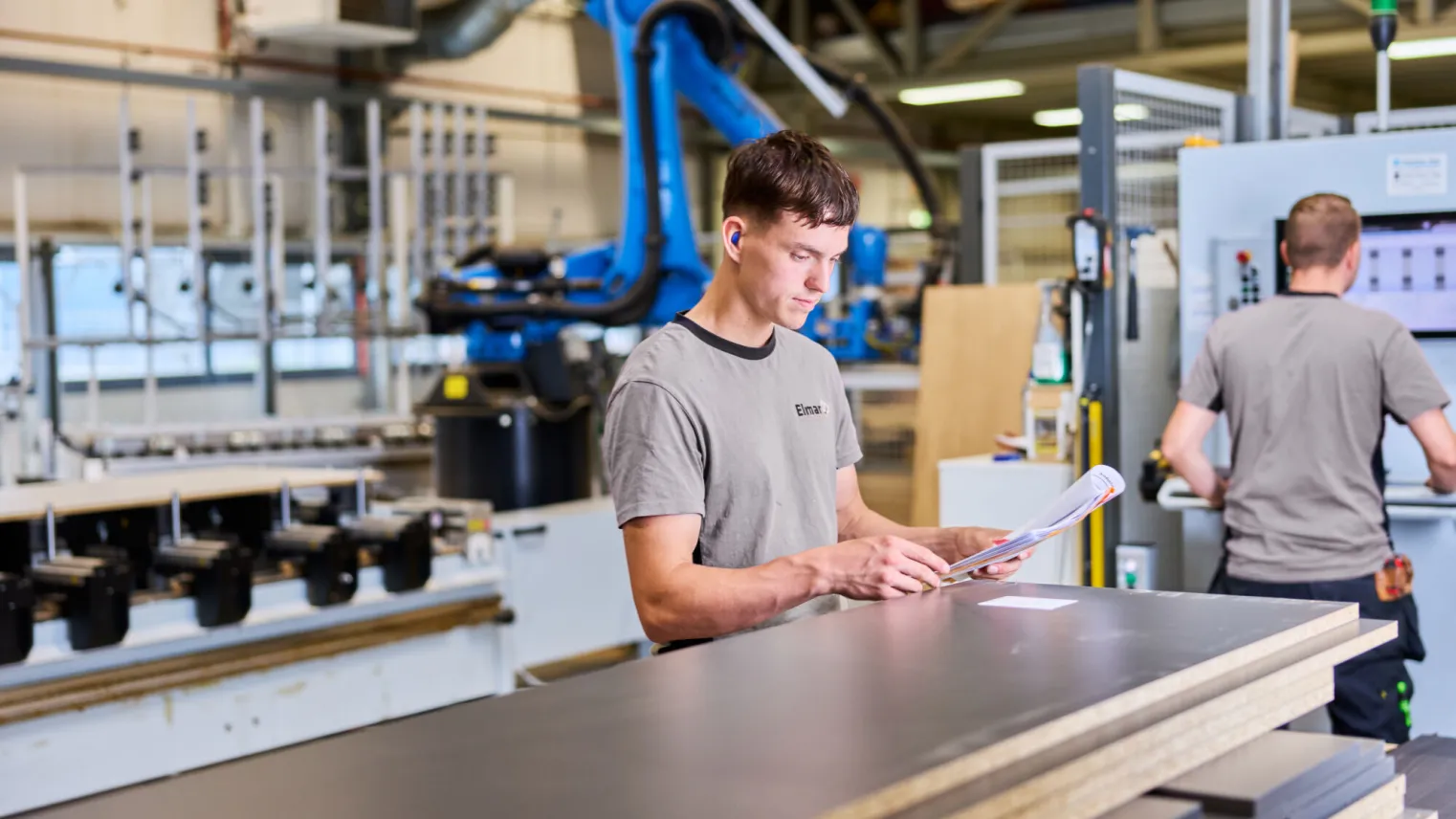 Student Meubelmaken bestudeert werktekening op de werkplaats