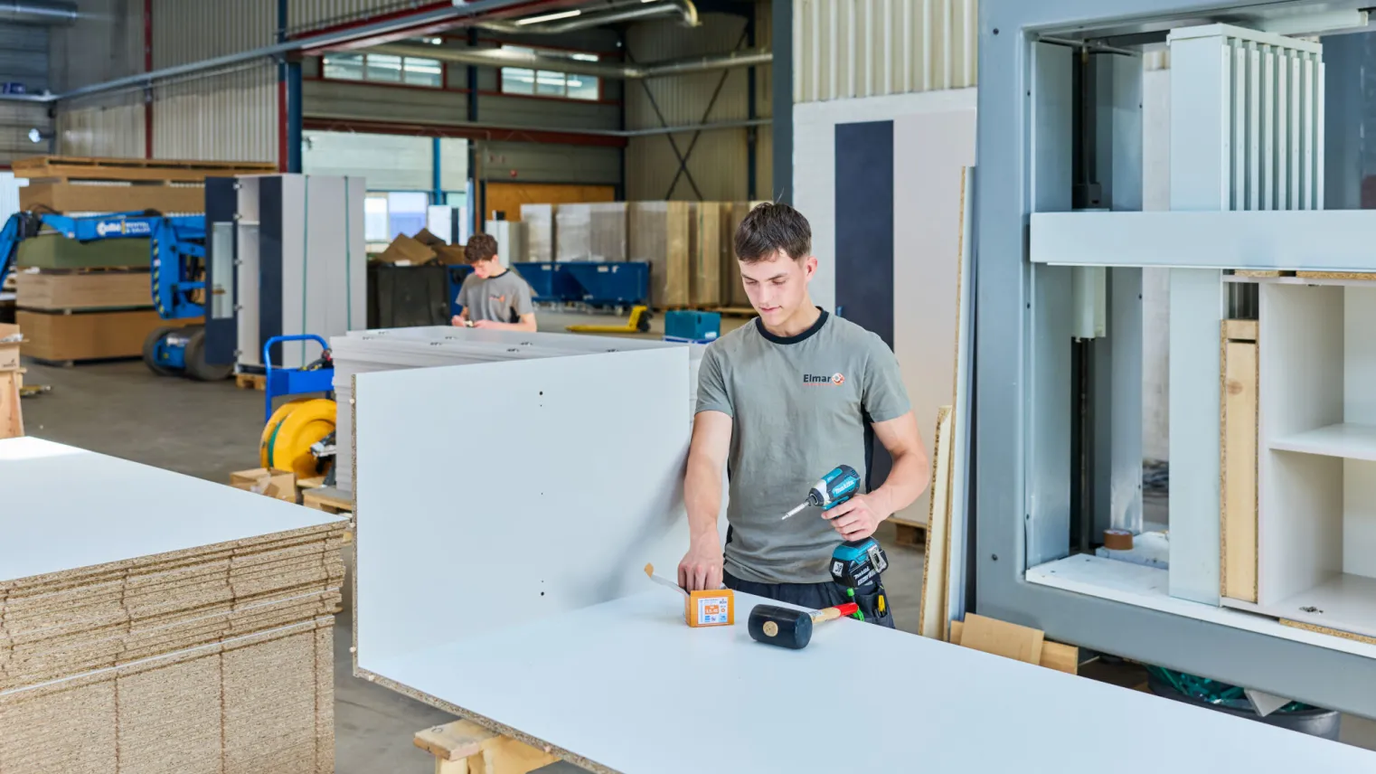 Student Meubelmaker zet kast in elkaar