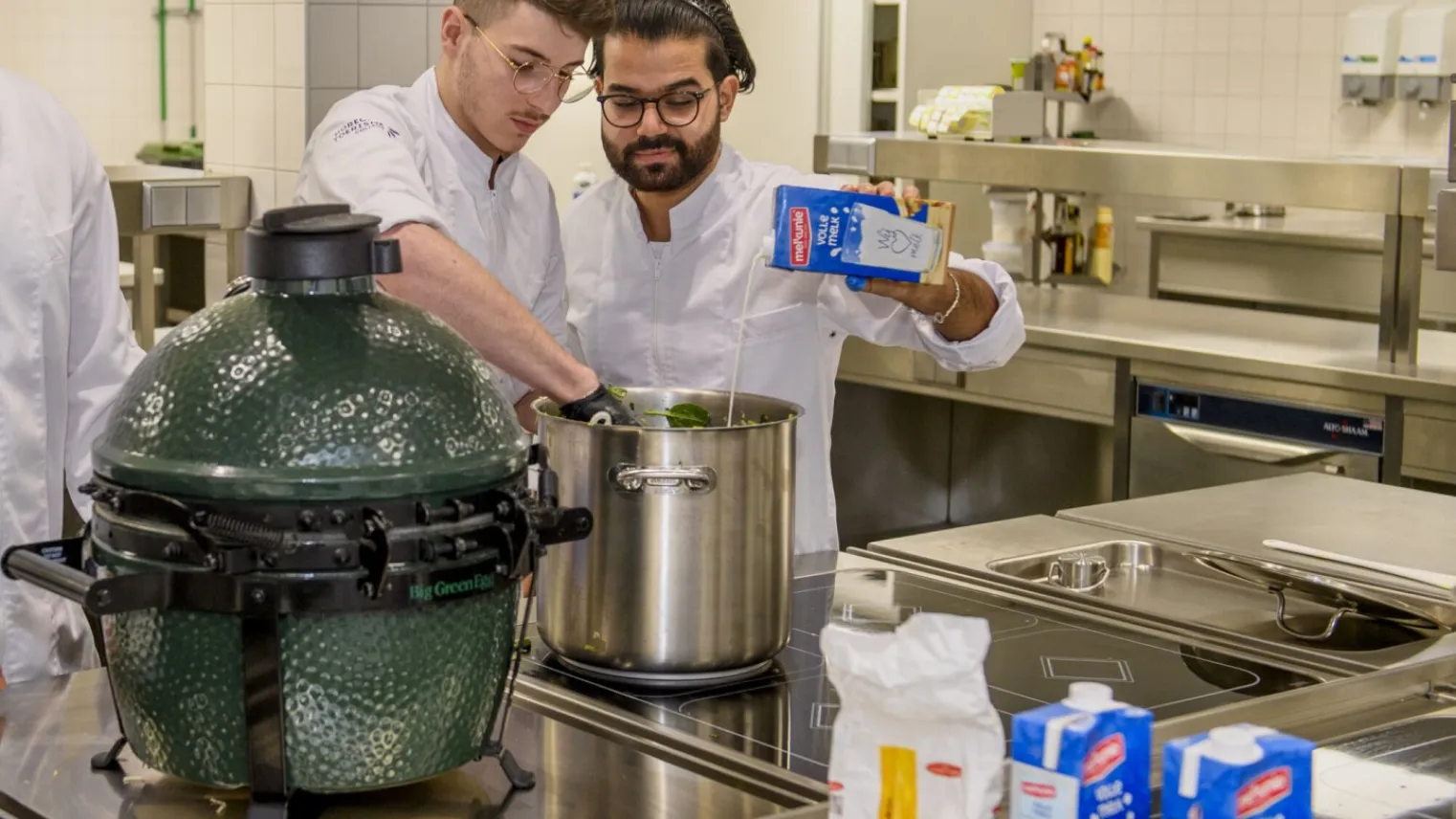 Student Assistent Horeca helpt student Kok in de keuken