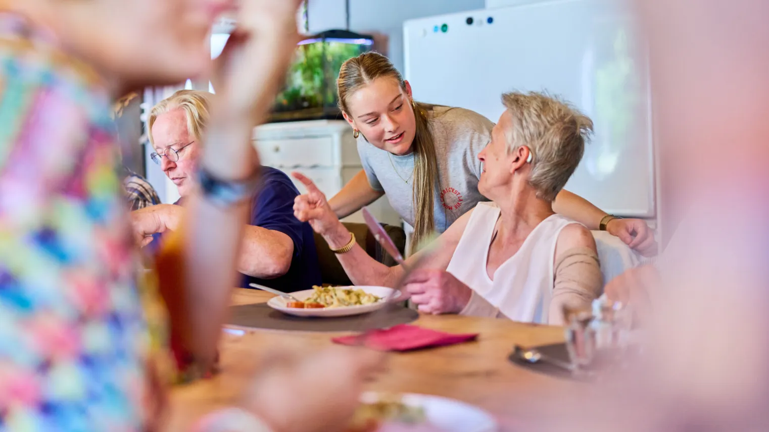 Student Maatschappelijke zorg maakt contact met ouderen