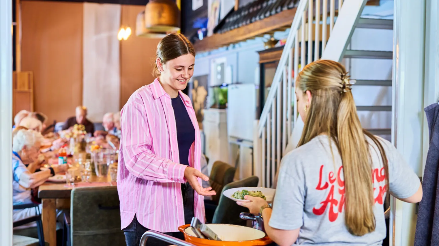 Studenten Maatschappelijke zorg serveren eten voor ouderen