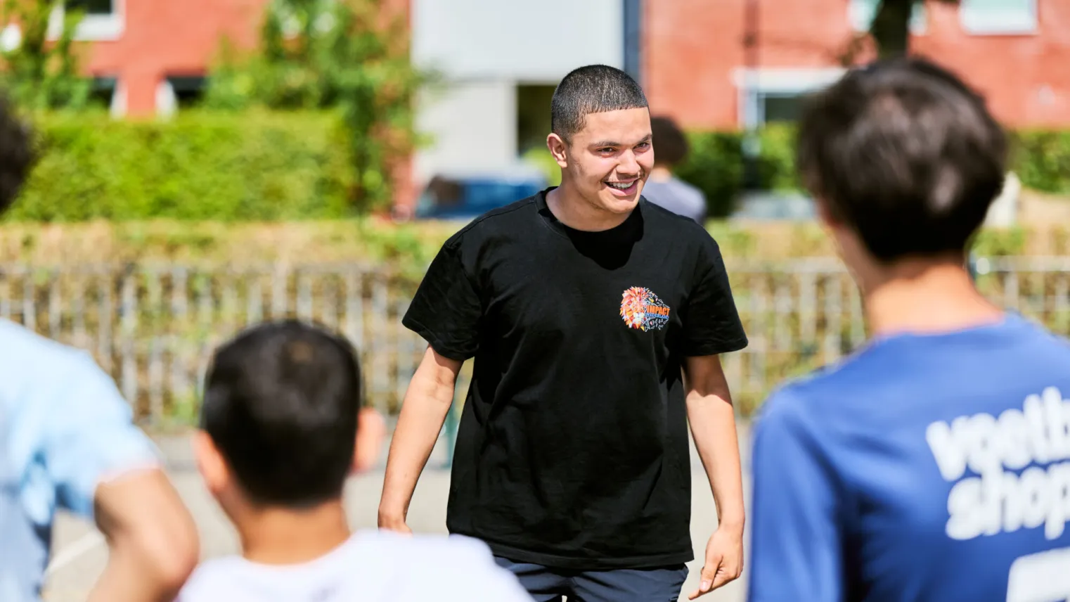 Student Maatschappelijke zorg & sociaal werk op het speelplein met jongeren