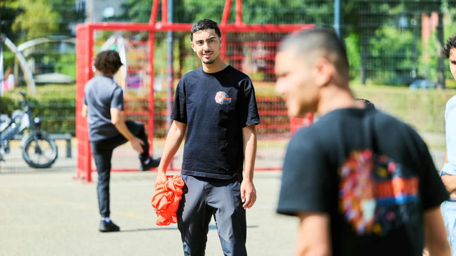 Studenten Maatschappelijke Zorg & Sociaal Werk maken plezier met jongeren op het speelplein
