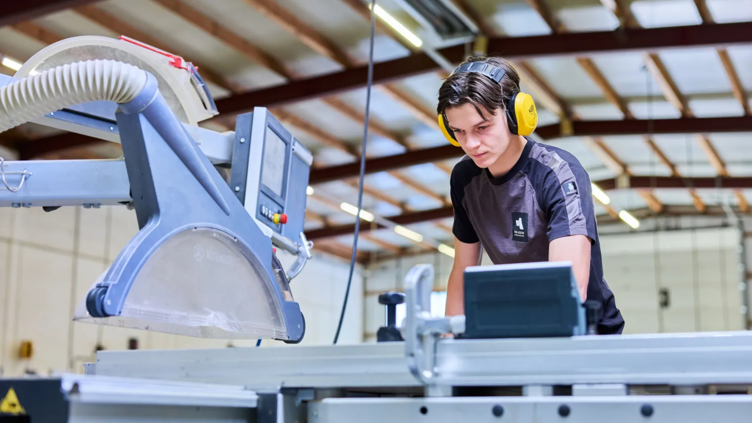 Student Meubelmaken werkt in werkplaats