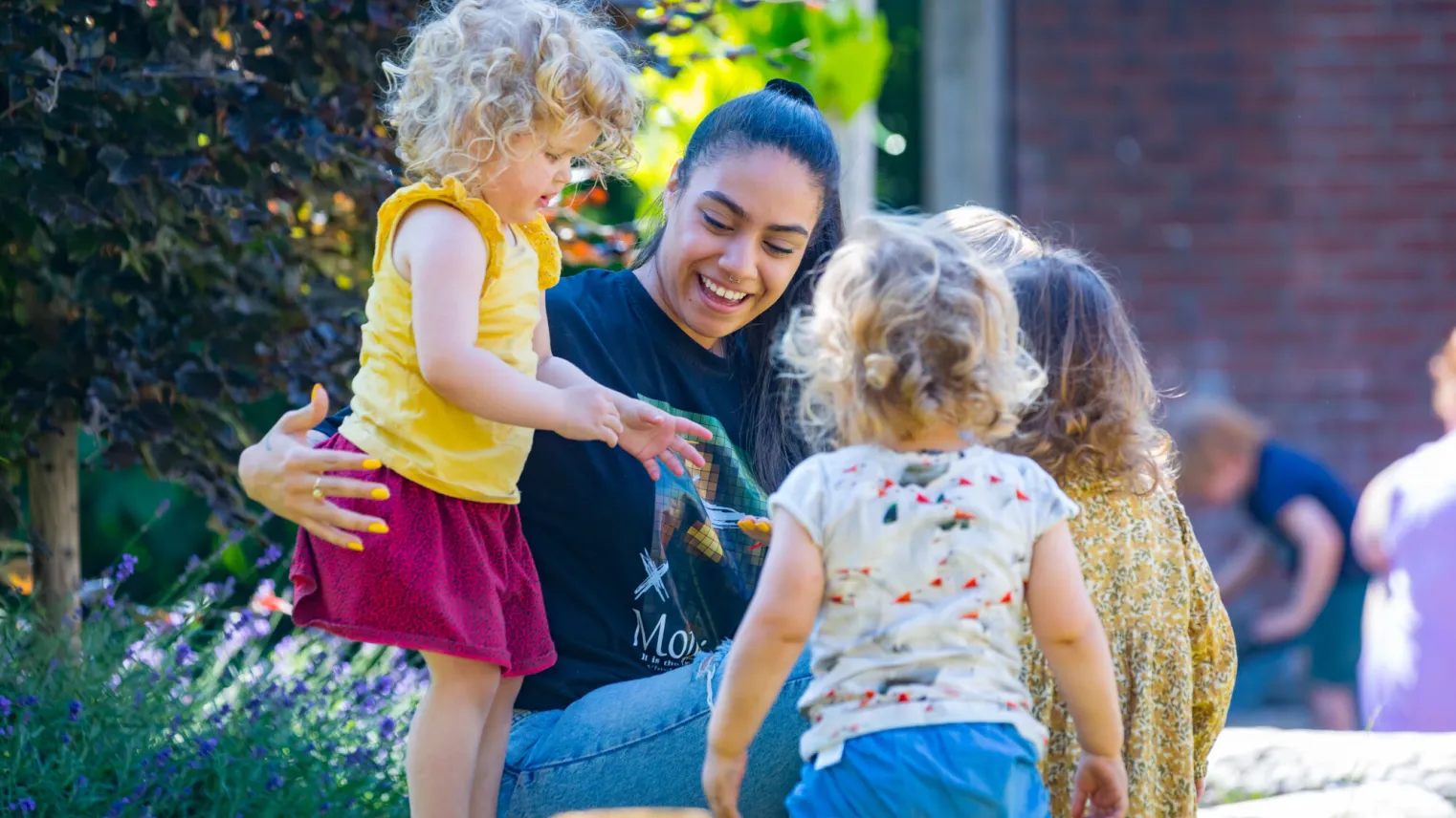 Student Pedagogisch Medewerker speelt met kinderen op het speelplein