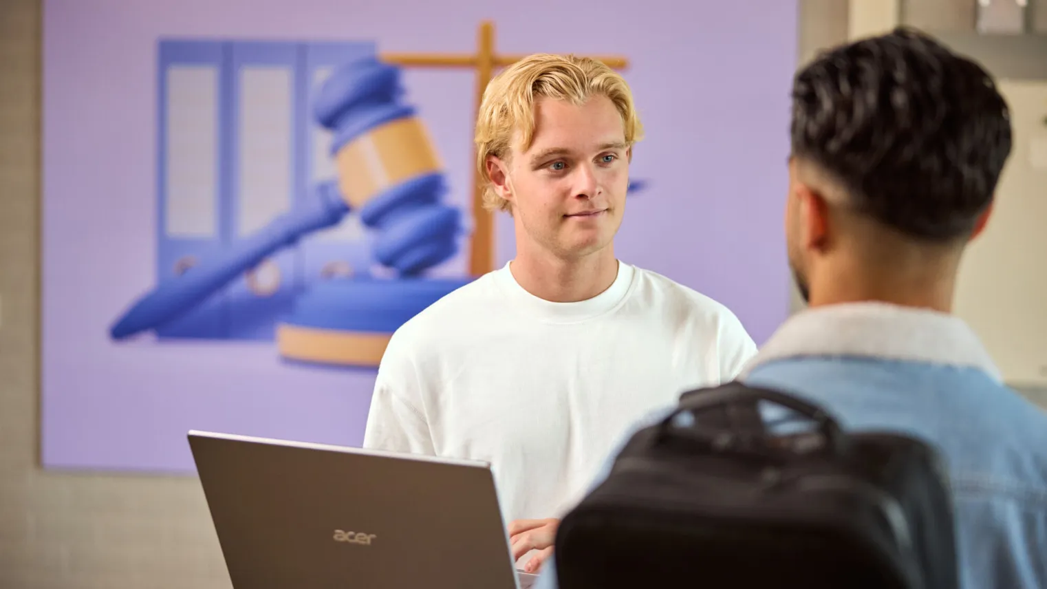 Student Rechten HR zoekt iets op voor cliënt