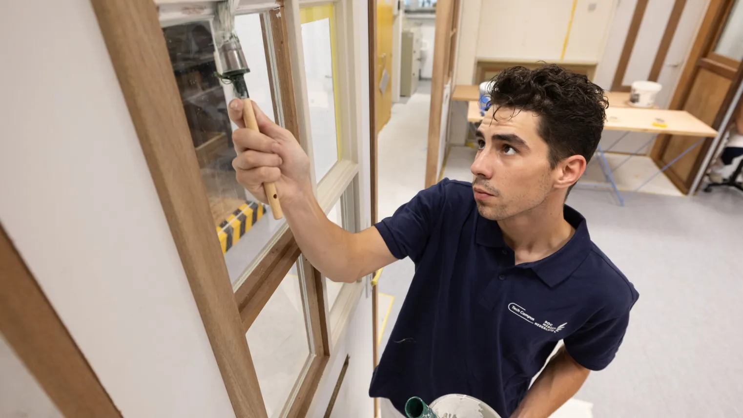Student Schilder oefent met schilderen in het praktijklokaal