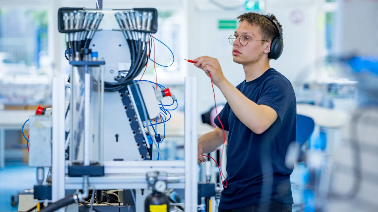 Student Techniek werkt met pneumatiekbord