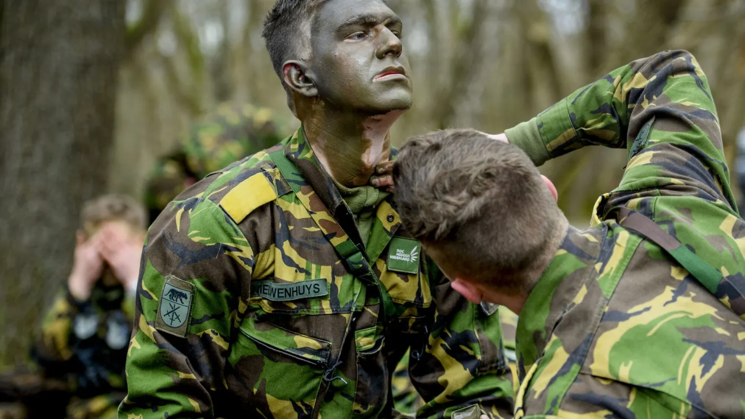 Student VEVA wordt gecamoufleerd op Defensie bivak