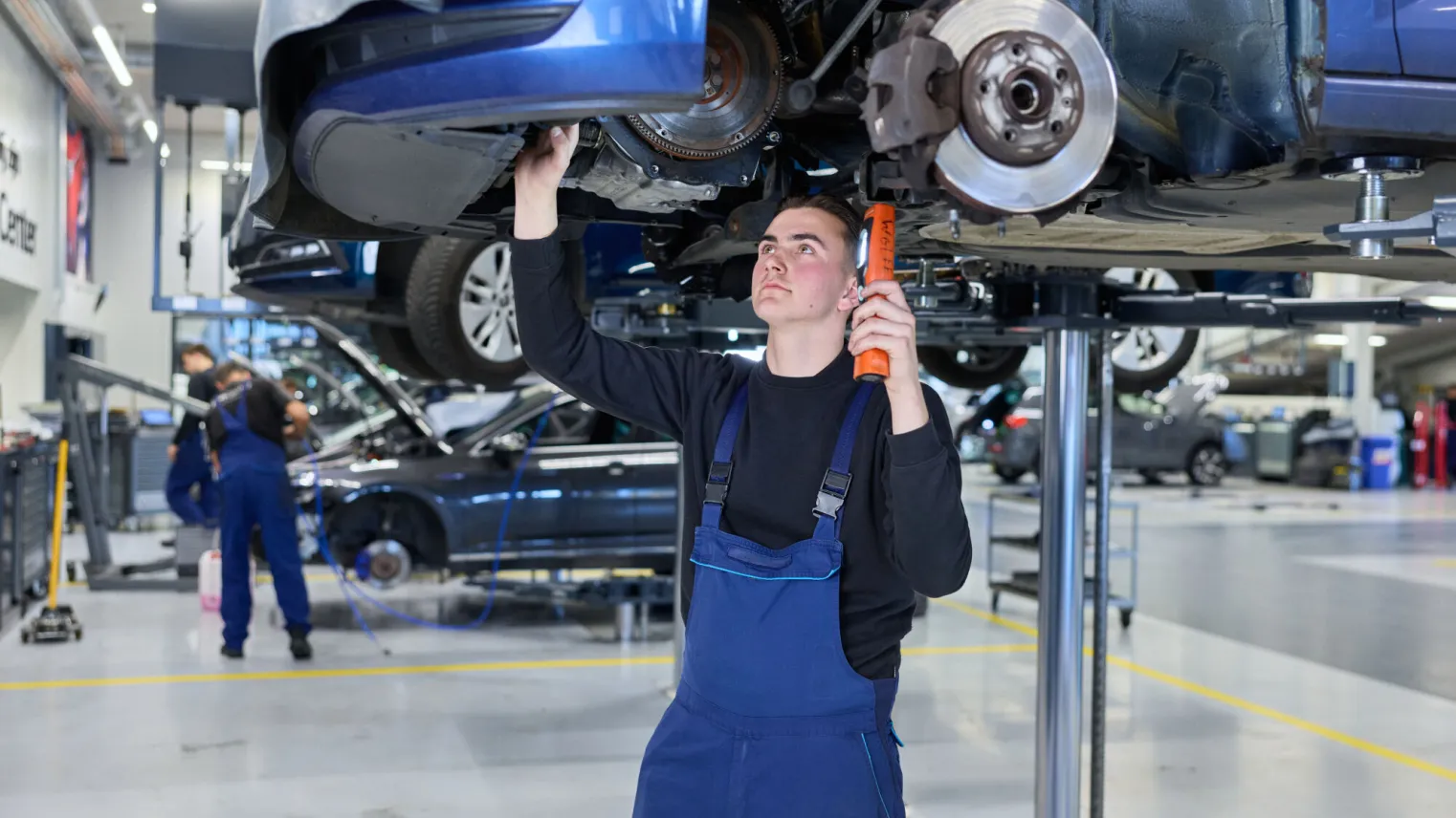 Student Autotechniek werkt aan auto met licht