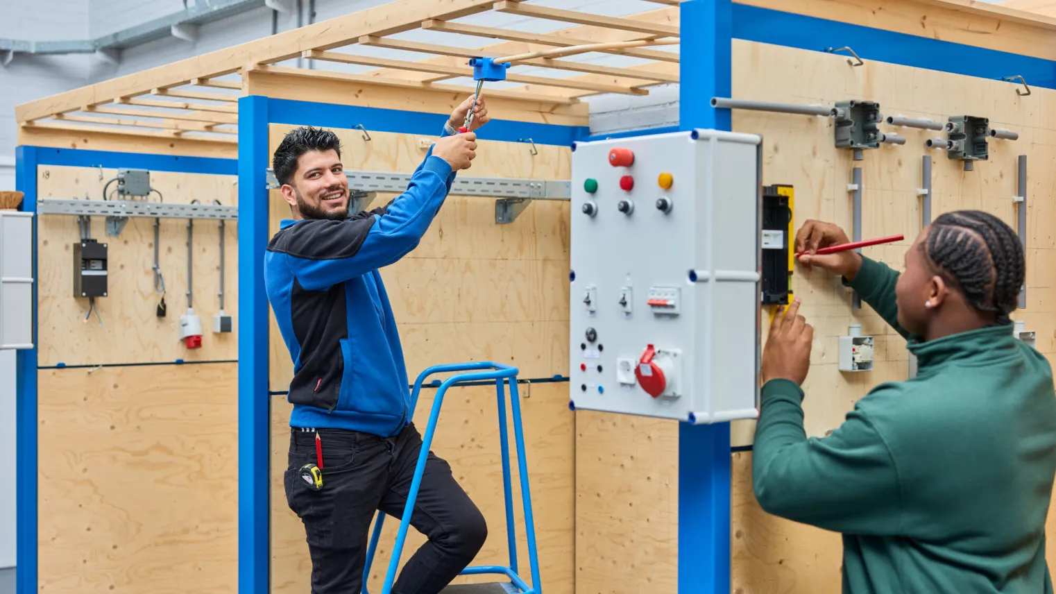 student werkt aan elektro project in praktijklokaal