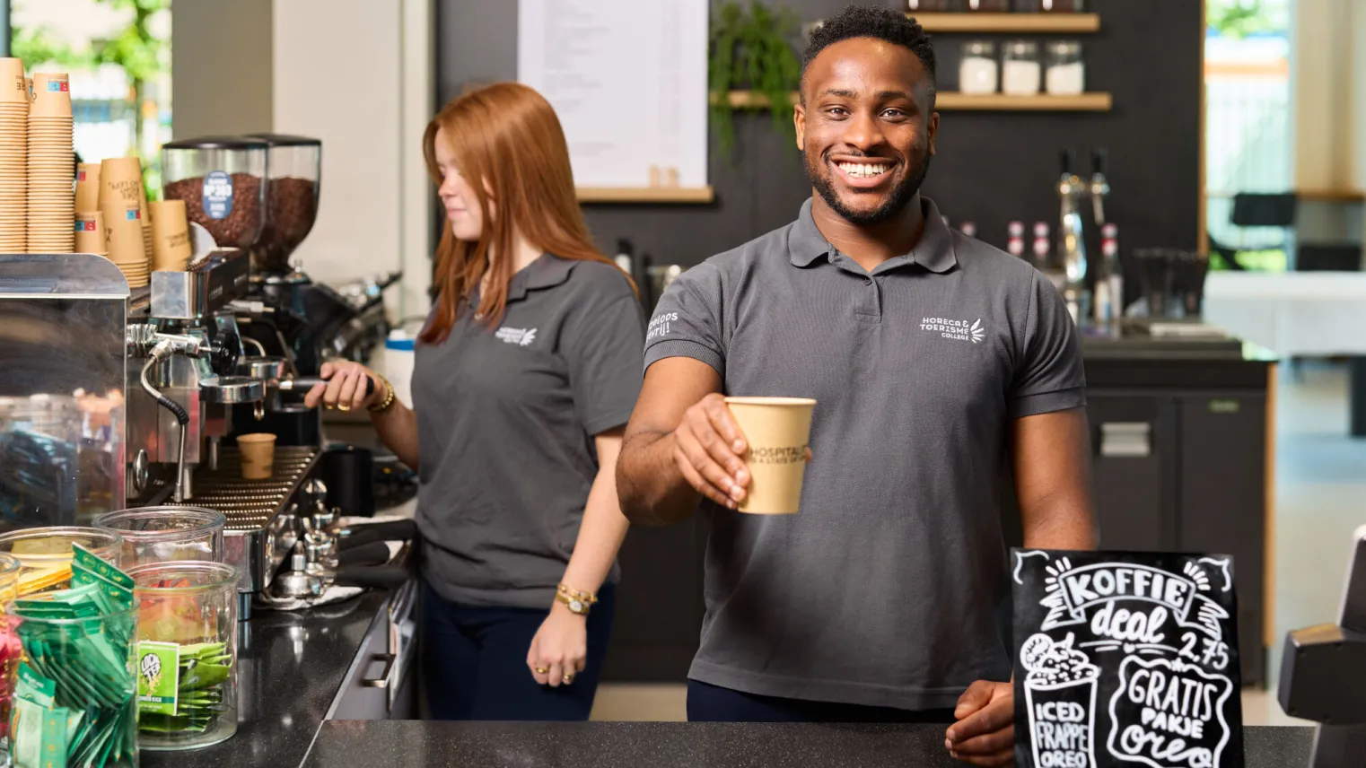 Student werkt achter koffiebar
