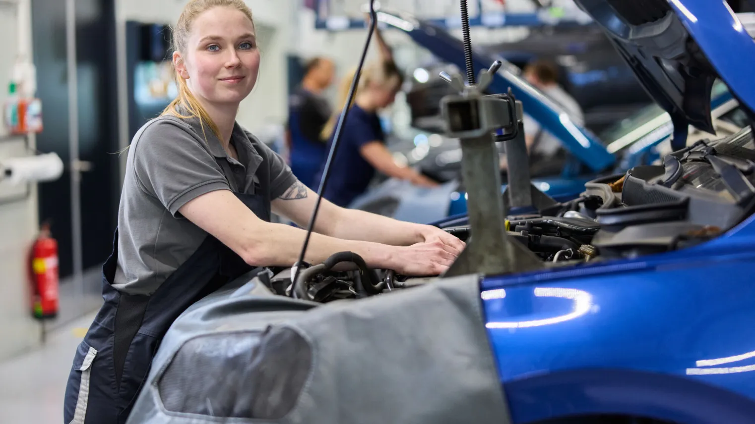 Student Autotechniek werkt onder de motorkap van een auto