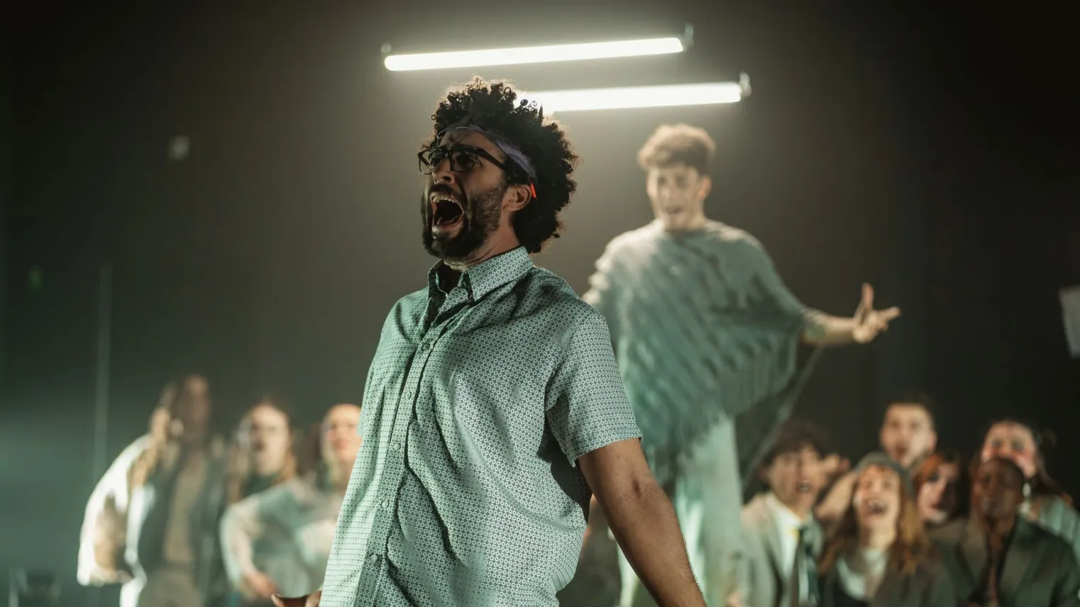 Studenten Acteur Theater op het podium tijdens examenvoorstelling
