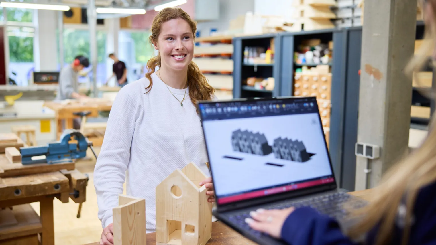 Studenten Bouwkunde praten over 3D bouwmodel